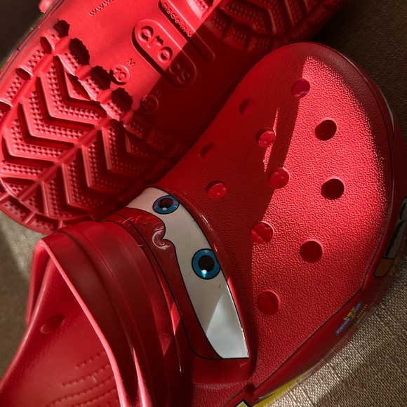 Lightning McQueen Crocs - Picture 3 of 4